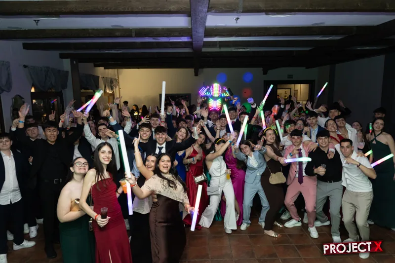 Graduación 2026 en Fuenlabrada: toda la promoción con palos de luz
